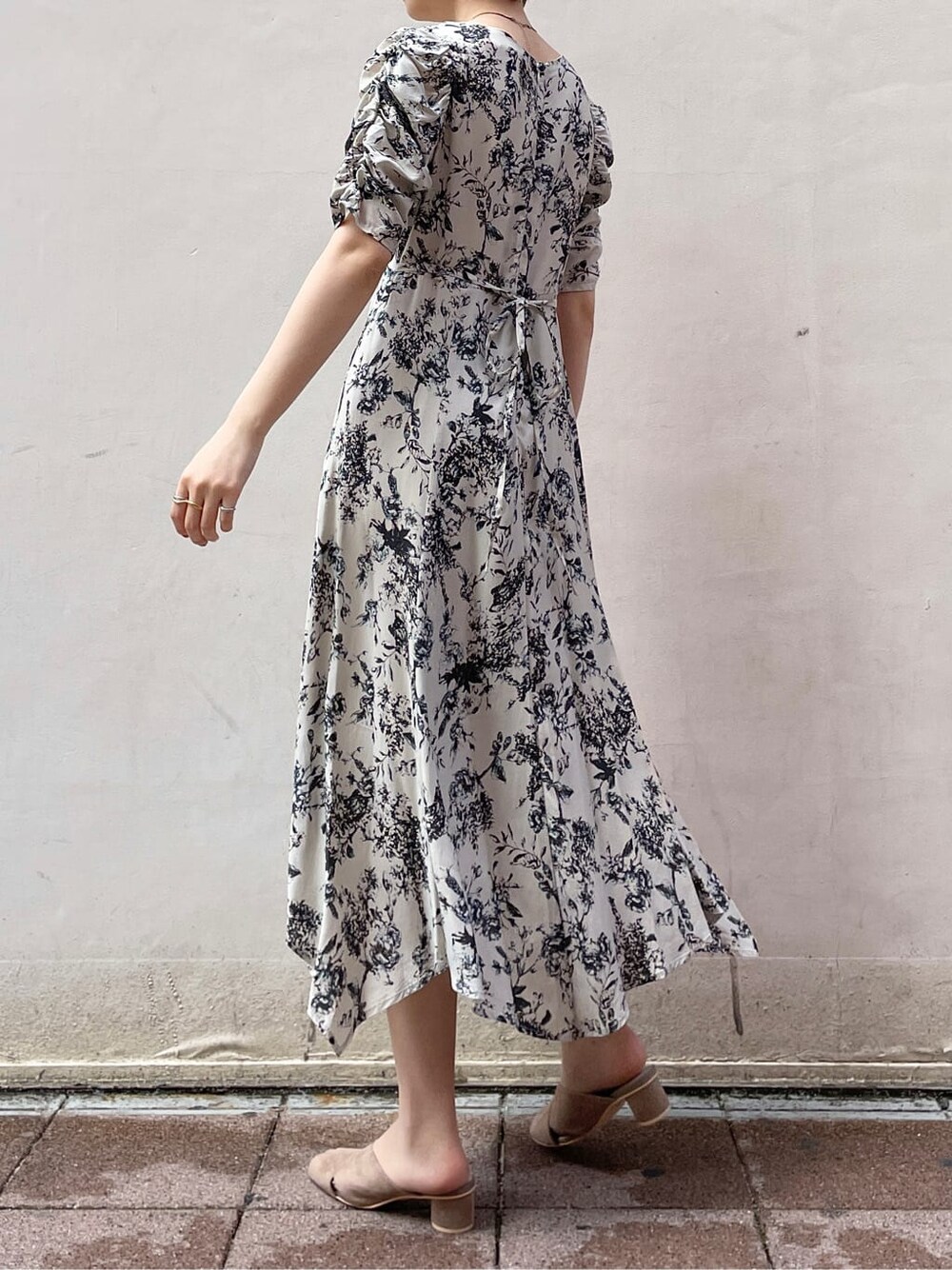 グレー系のワンピース、ブラック系のサンダル、ホワイト系のショルダーバッグを着用したレディースの春コーディネートの4枚目の写真