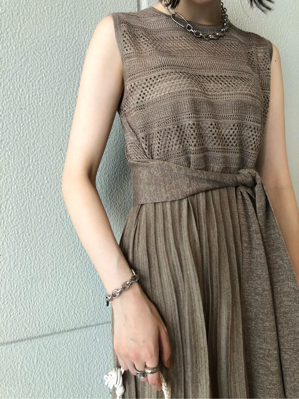 ホワイト系のショルダーバッグ、イエロー系のサンダル、ベージュ系のワンピースを着用したレディースの夏コーディネートの4枚目の写真