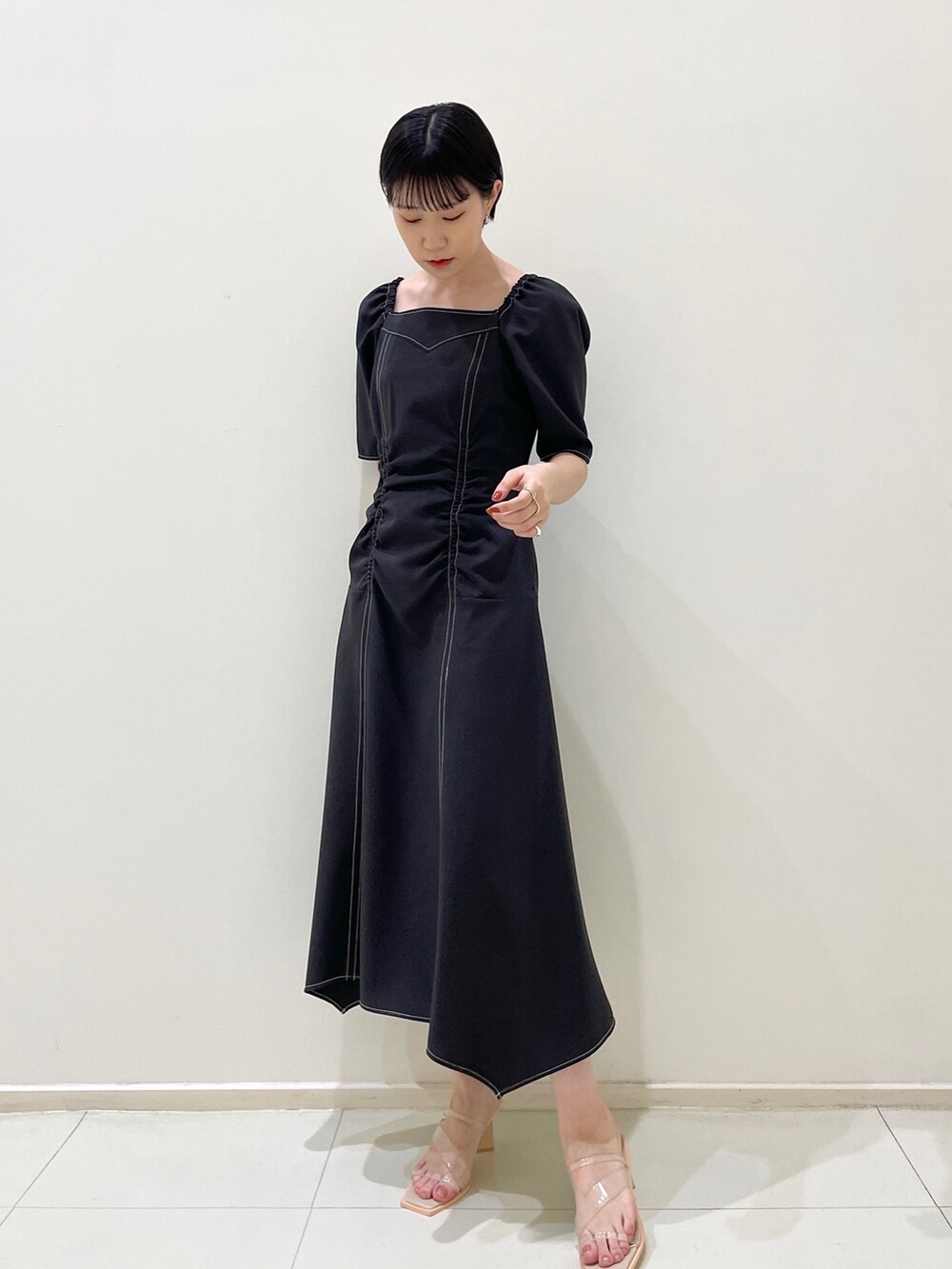 ブラック系のワンピース、その他のサンダル、ベージュ系のテーラードジャケットを着用したレディースの春コーディネートの8枚目の写真