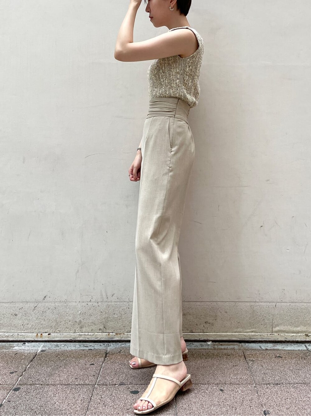 ベージュ系のその他パンツ、グレー系のニット/セーターを着用したレディースの夏コーディネートの2枚目の写真