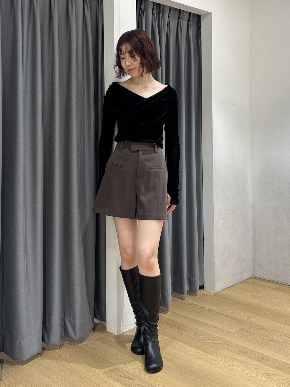 ブラウン系のその他パンツ、ブラック系のその他アウター、ブラック系のTシャツ/カットソーを着用したレディースの秋コーディネートの7枚目の写真