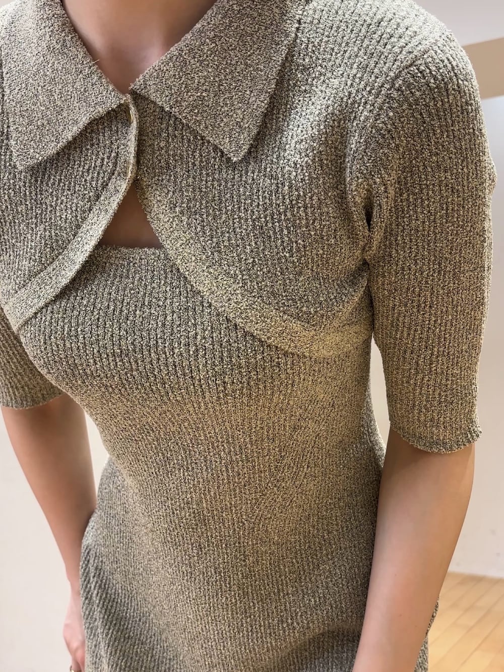 ベージュ系のワンピース、ブラウン系のハンドバッグ、ホワイト系のサンダルを着用したレディースの春コーディネートの5枚目の写真