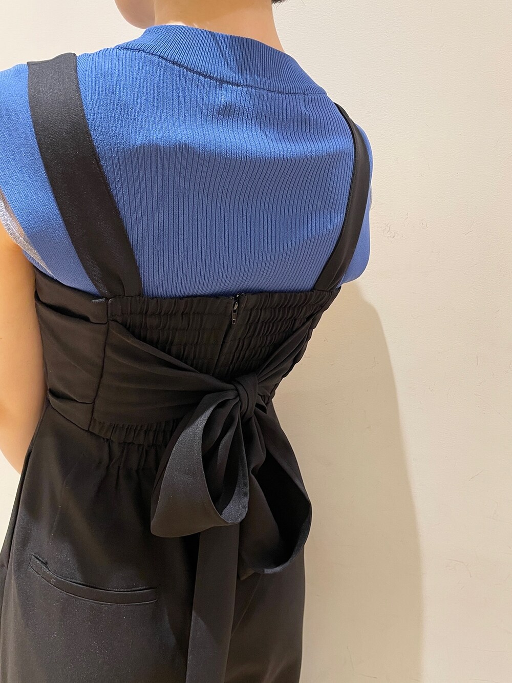 ブルー系のニット/セーター、ブラック系のショルダーバッグ、その他のサンダルを着用したレディースの夏コーディネートの8枚目の写真