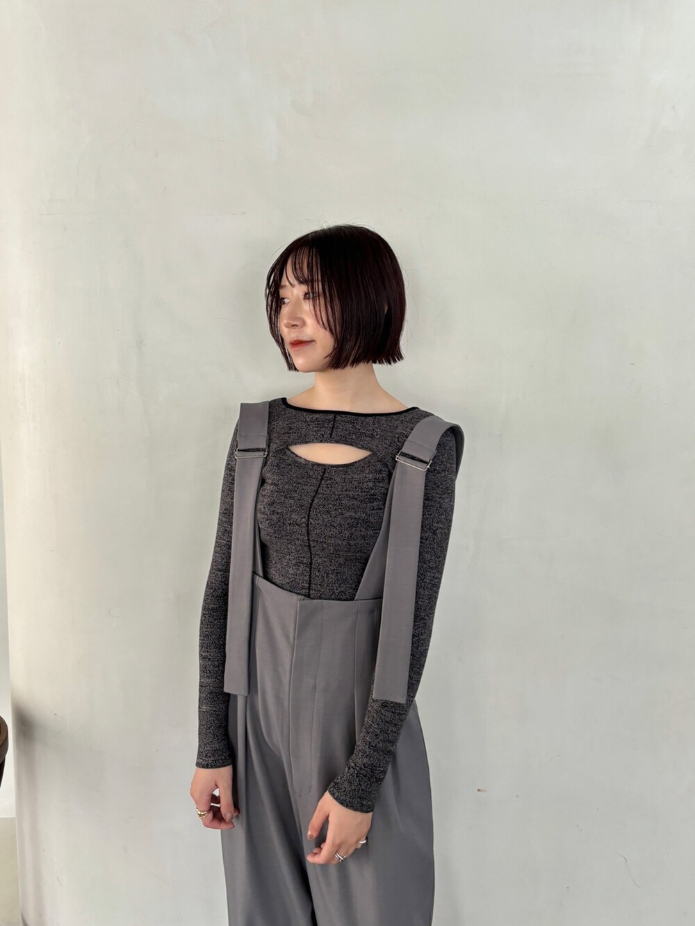 グレー系のその他パンツ、ブラック系のブーツ、ブラック系のニット/セーターを着用したレディースの秋コーディネートの4枚目の写真