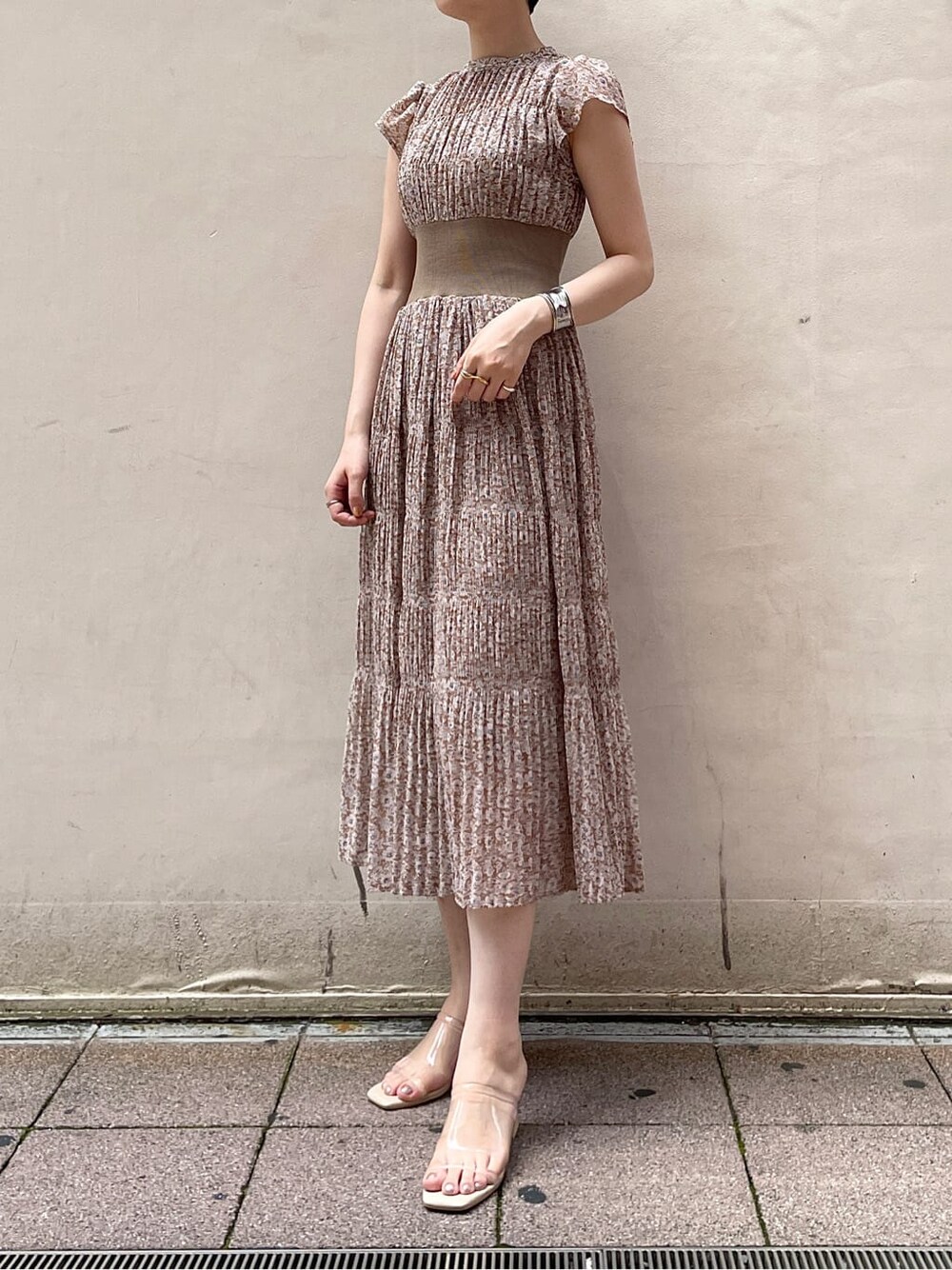 その他のサンダル、ベージュ系のワンピース、シルバー系のネックレスを着用したレディースの夏コーディネートの2枚目の写真