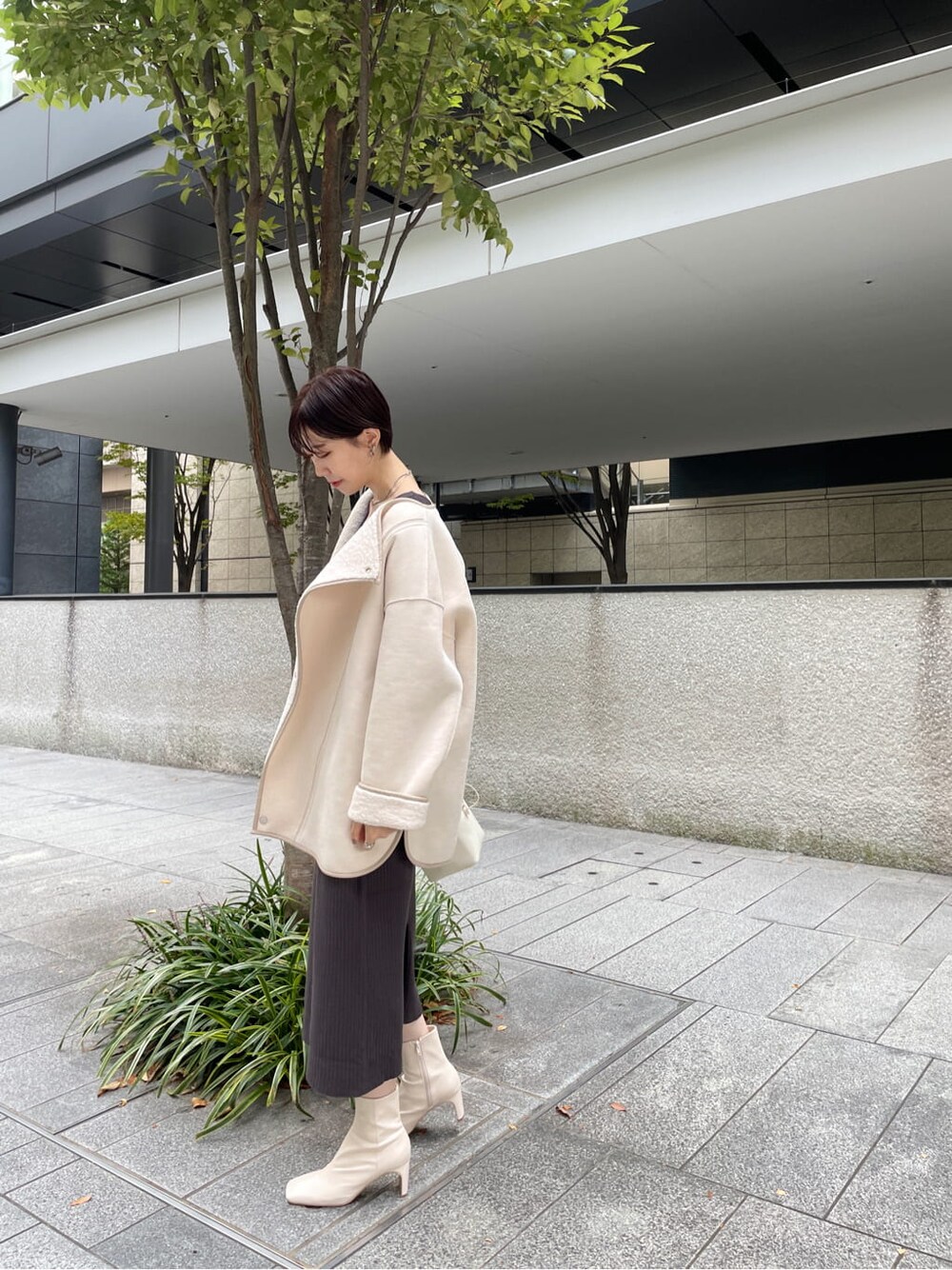 ホワイト系のその他シューズ、ホワイト系のその他アウター、グレー系のワンピースを着用したレディースの秋コーディネートの9枚目の写真