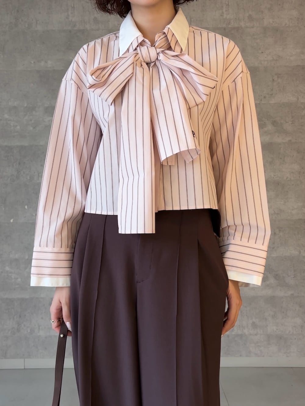 ブラウン系のその他パンツ、ピンク系のシャツ/ブラウス、ブラウン系のハンドバッグを着用したレディースの秋コーディネートの4枚目の写真
