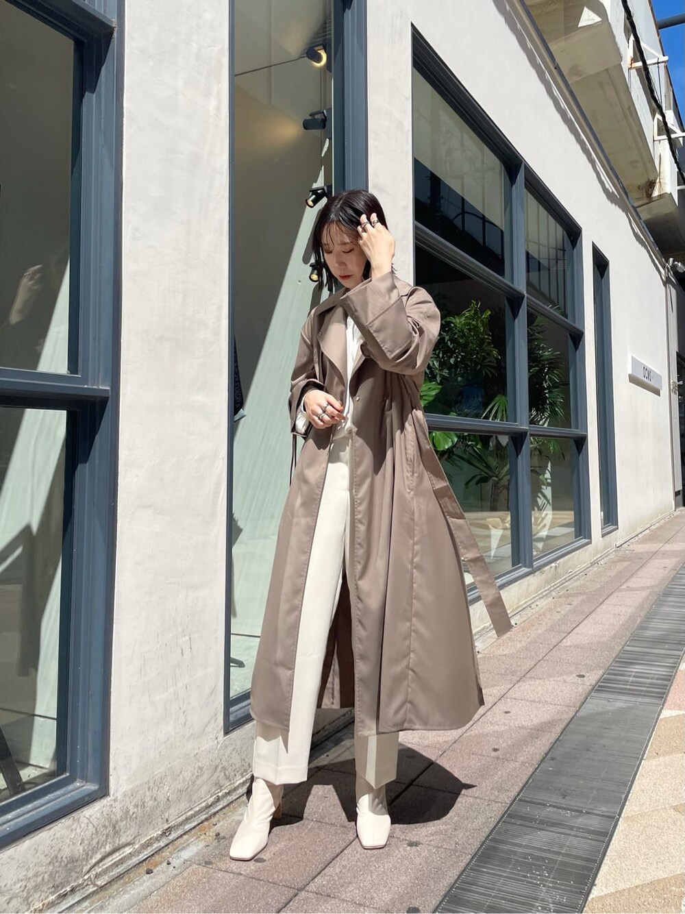 ホワイト系のシャツ/ブラウス、ホワイト系のその他シューズ、ベージュ系のその他アウターを着用したレディースの秋コーディネートの7枚目の写真