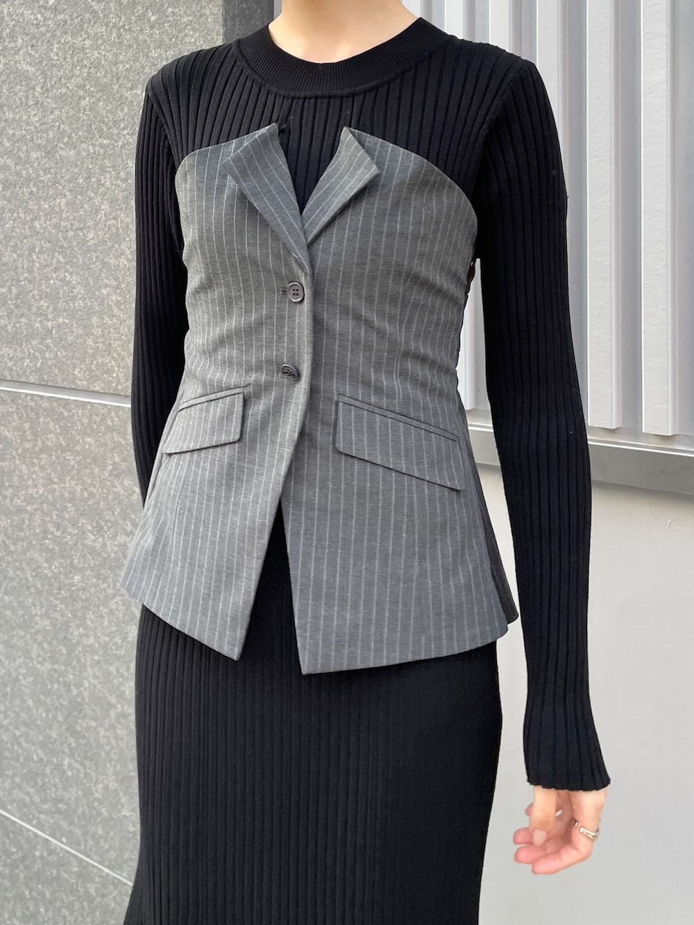 ホワイト系のブーツ、ブラック系のワンピース、ホワイト系のブルゾンを着用したレディースの冬コーディネートの5枚目の写真