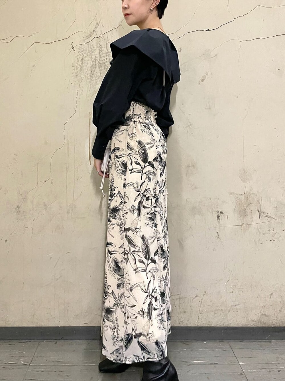 ブラック系のシャツ/ブラウス、ベージュ系のスカート、ベージュ系のスカートを着用したレディースの秋コーディネートの4枚目の写真