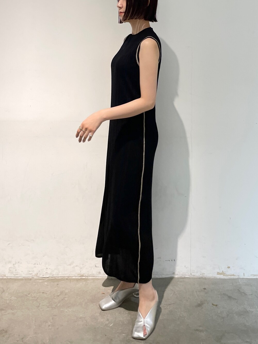 シルバー系のパンプス、ブラック系のワンピース、ブルー系のカーディガン/ボレロを着用したレディースの春コーディネートの5枚目の写真