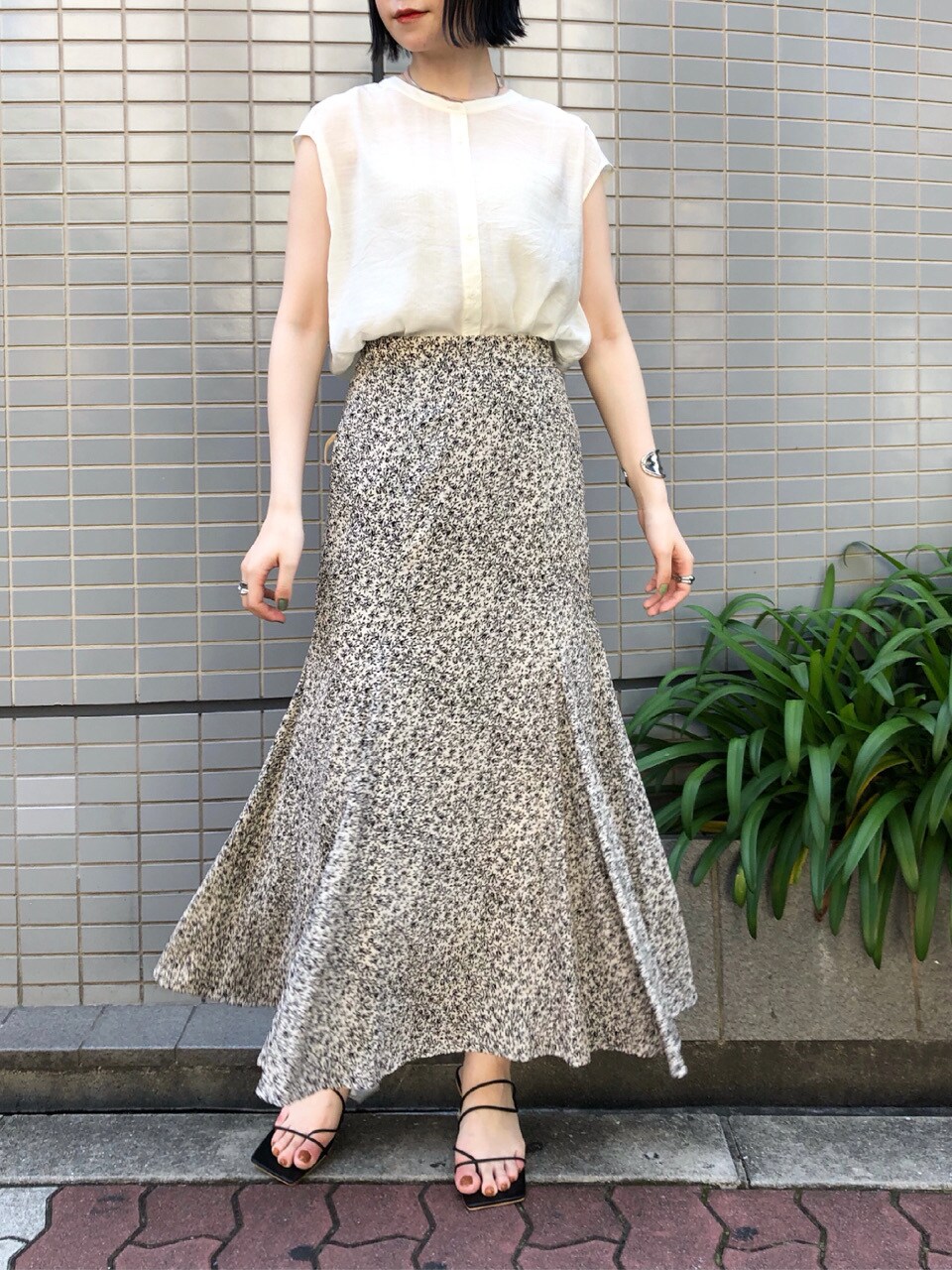 ブラック系のサンダル、ホワイト系のシャツ/ブラウス、ホワイト系のスカートを着用したレディースの夏コーディネートの3枚目の写真
