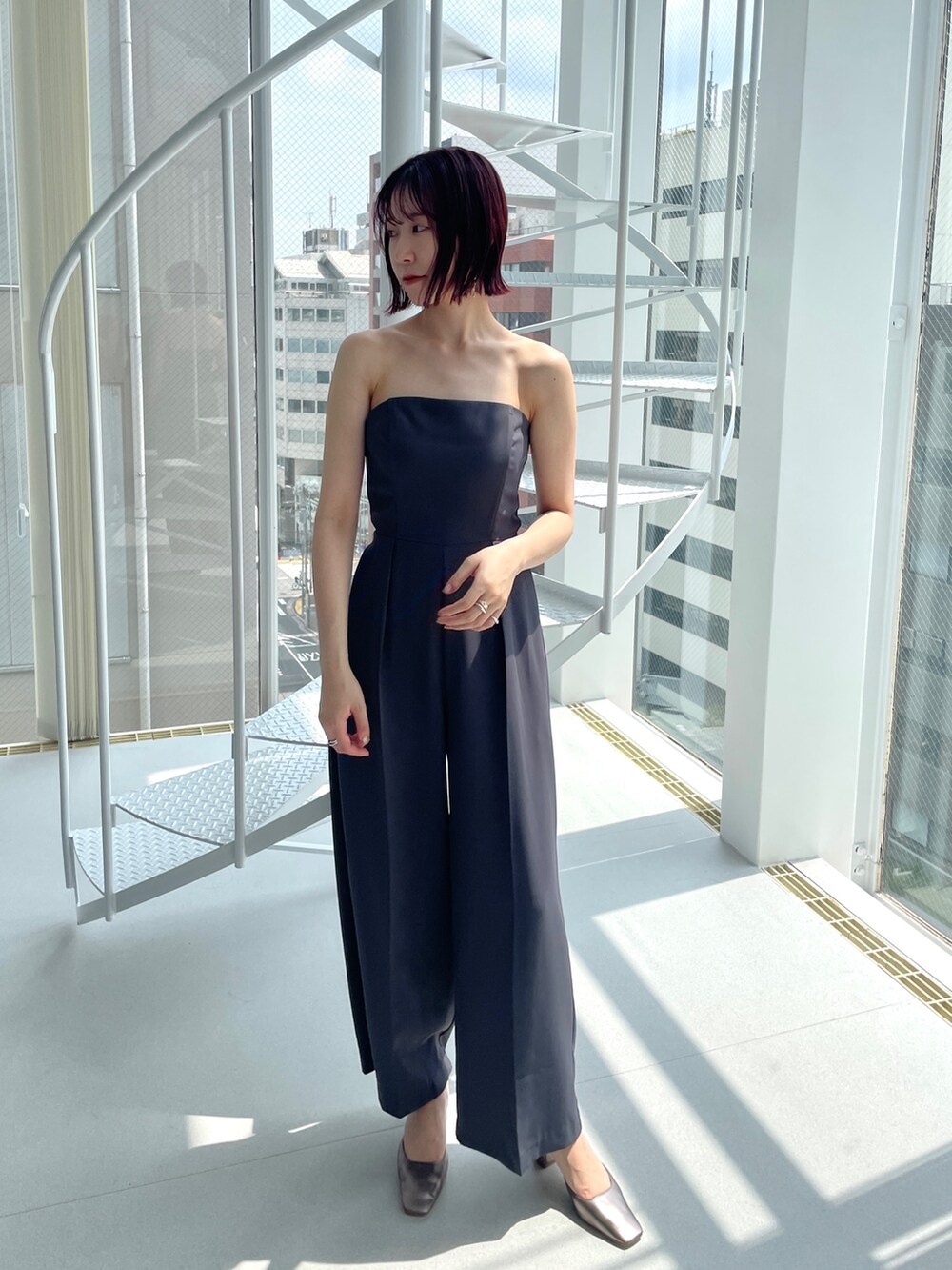 グレー系のパンツドレス、その他のパンプス、ブラック系のTシャツ/カットソーを着用したレディースの夏コーディネートの6枚目の写真