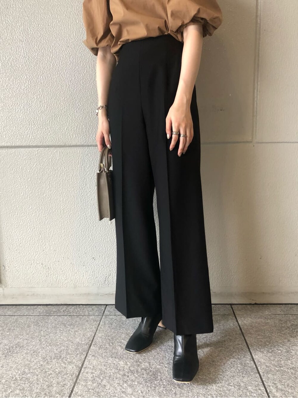 ブラウン系のシャツ/ブラウス、ブラック系のその他パンツ、ブラック系のその他シューズを着用したレディースの夏コーディネートの3枚目の写真