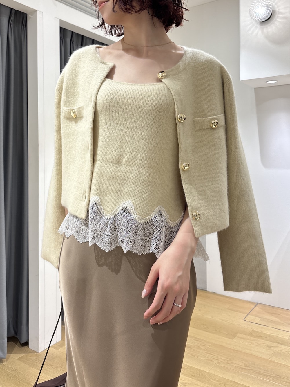 ベージュ系のスカート、イエロー系のキャミソール、イエロー系のノーカラージャケットを着用したレディースの秋コーディネートの6枚目の写真