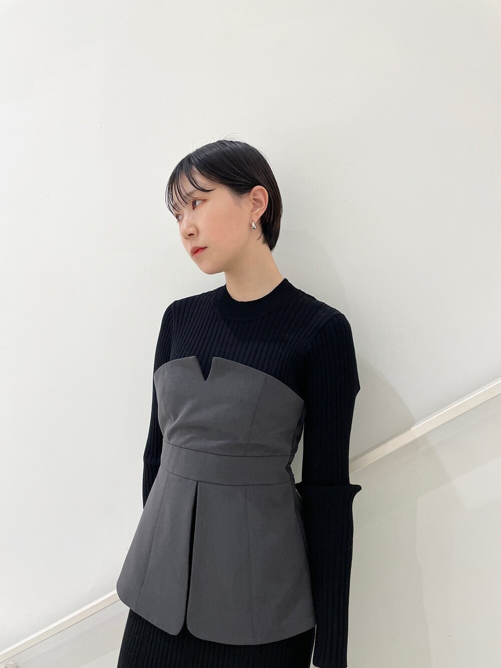 ブラック系のワンピース、ブラック系のブーツを着用したレディースの冬コーディネートの6枚目の写真