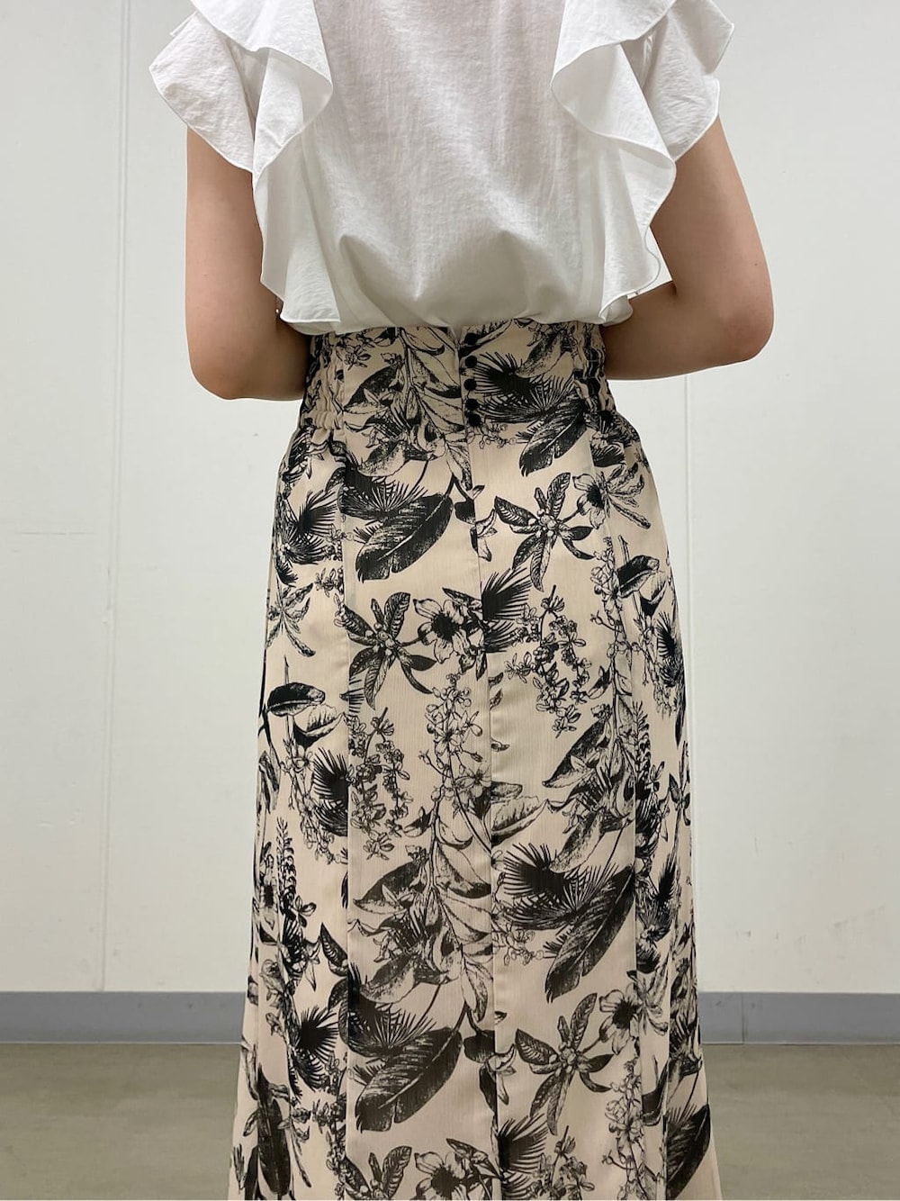 その他のパンプス、ベージュ系のスカート、ホワイト系のシャツ/ブラウスを着用したレディースの夏コーディネートの8枚目の写真