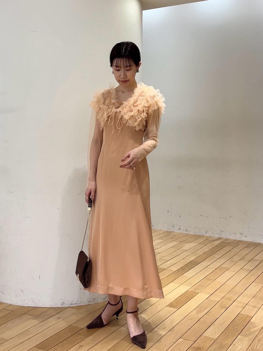 オレンジ系のドレス、その他のクラッチバッグ、その他のパンプスを着用したレディースの春コーディネートの2枚目の写真