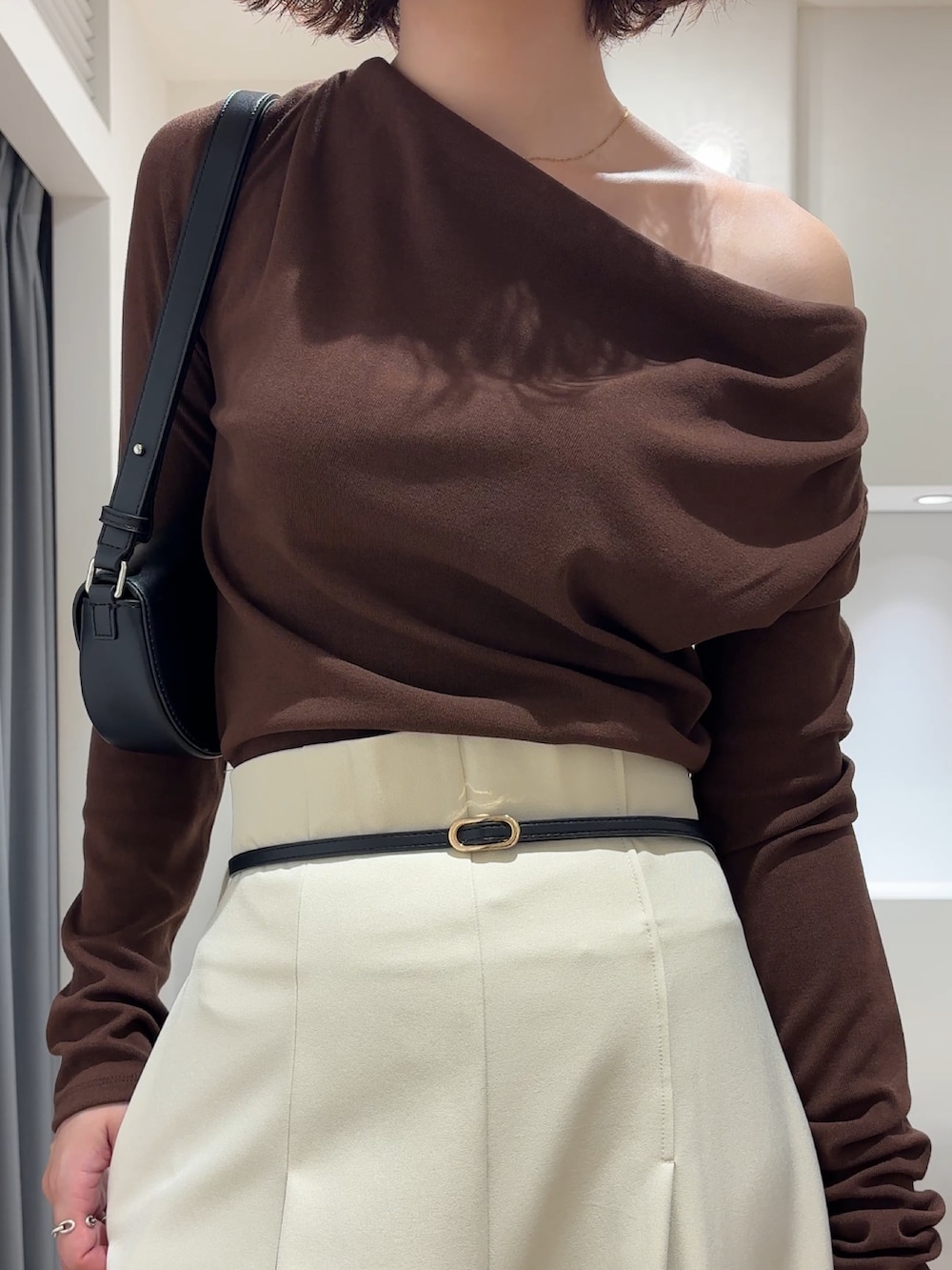 ホワイト系のその他パンツ、ブラウン系のニット/セーター、ブラウン系のハンドバッグを着用したレディースの秋コーディネートの4枚目の写真