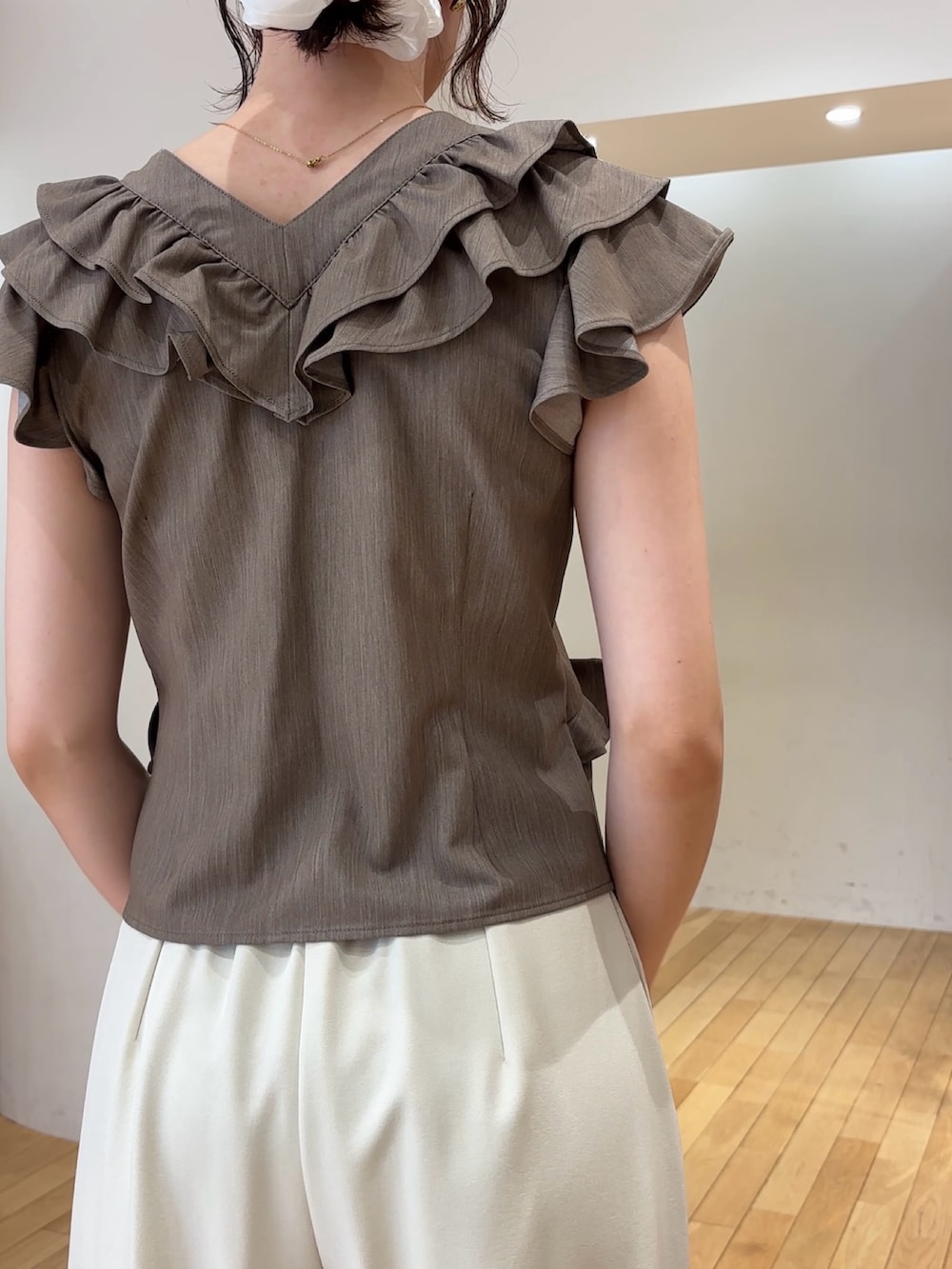ホワイト系のその他パンツ、ブラウン系のシャツ/ブラウス、イエロー系のハンドバッグを着用したレディースの夏コーディネートの6枚目の写真