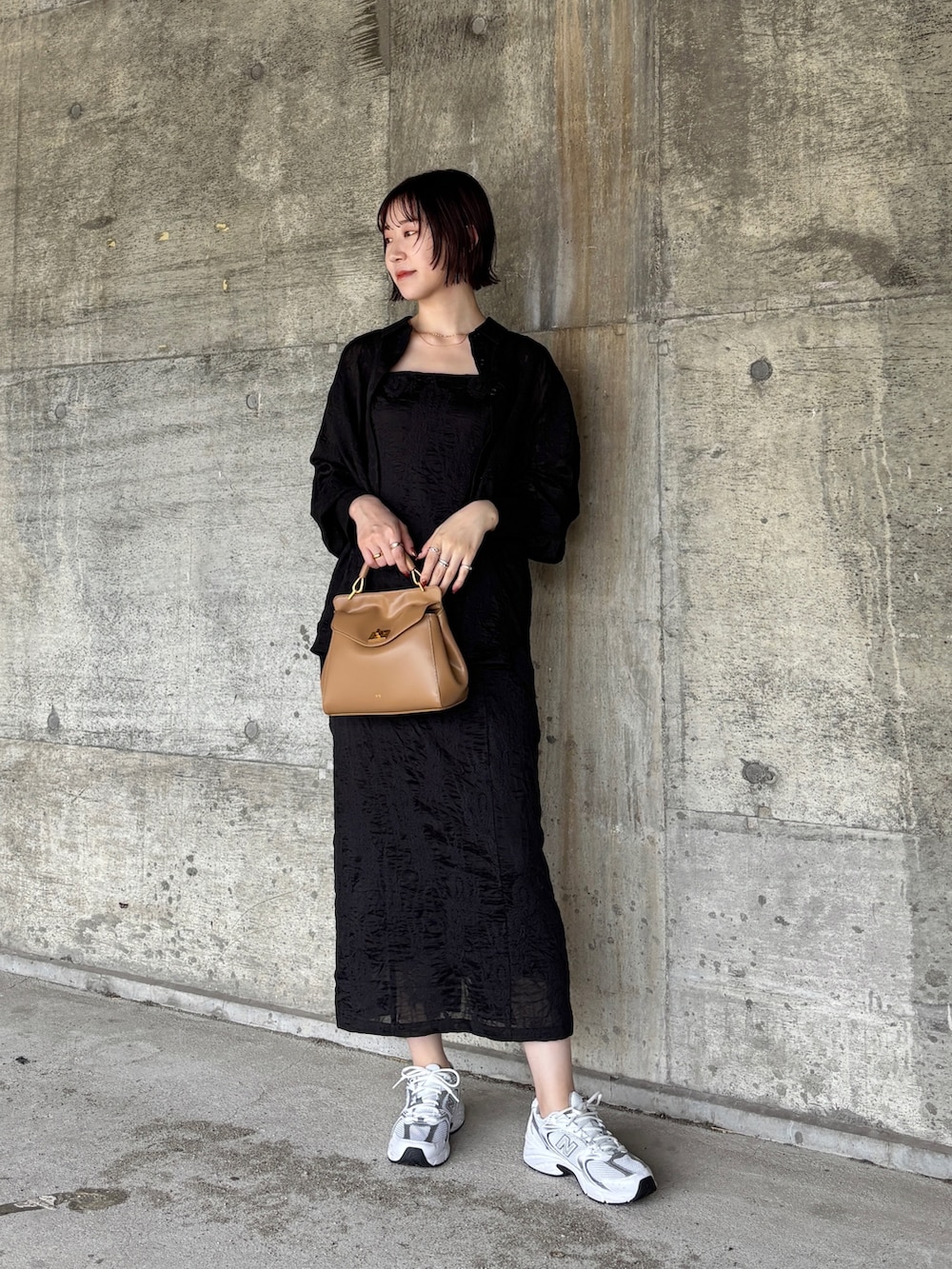 ブラック系のワンピース、ブラック系のシャツ/ブラウス、ブラウン系のボストンバッグを着用したレディースの夏コーディネートの5枚目の写真