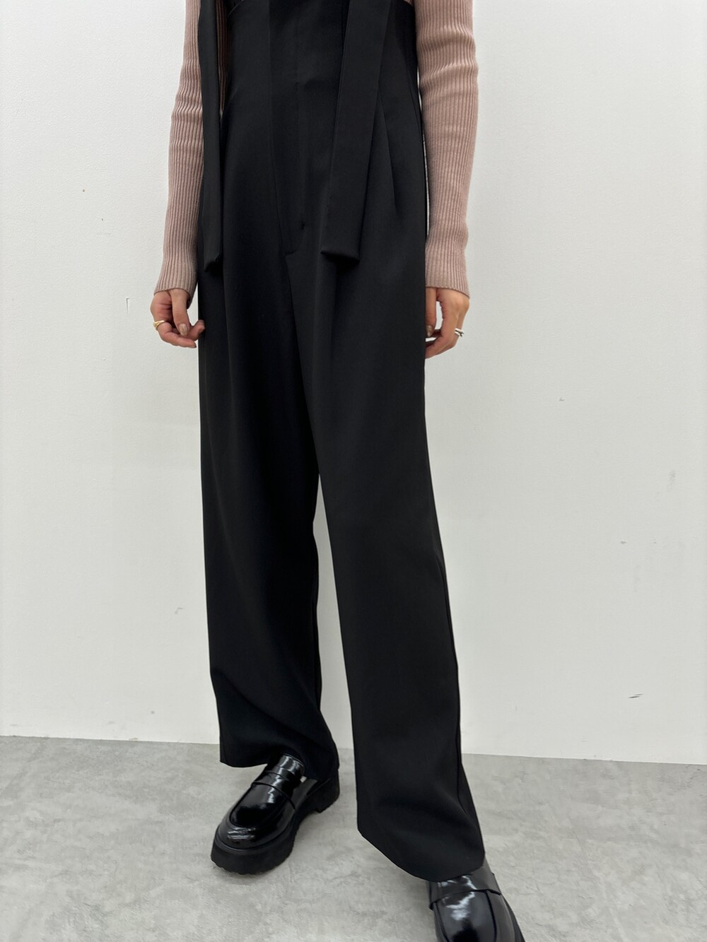 ブラック系のその他パンツ、ピンク系のニット/セーター、ブラック系のローファーを着用したレディースの秋コーディネートの8枚目の写真