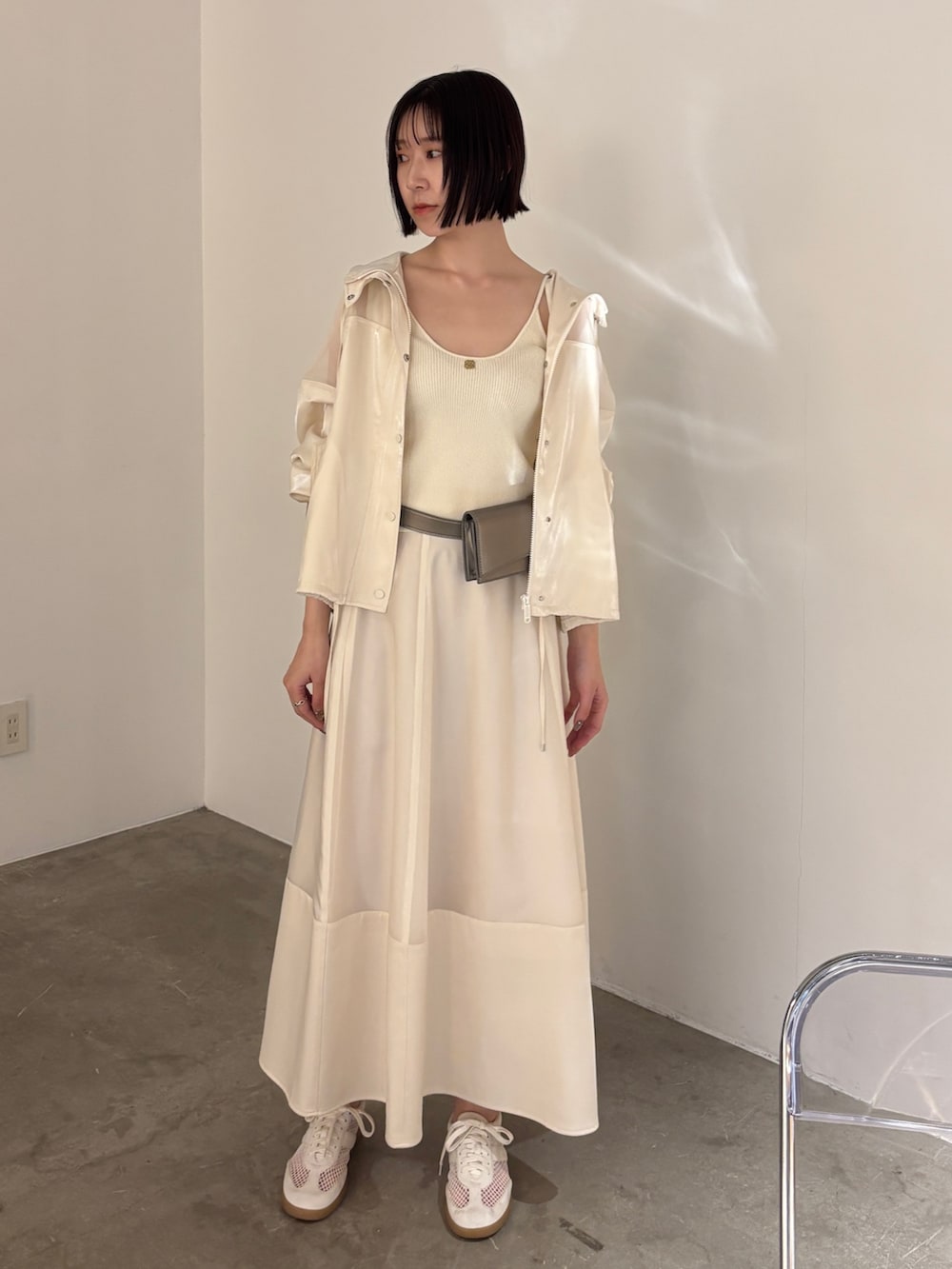 ホワイト系のスカート、ホワイト系のブルゾン、ホワイト系のタンクトップを着用したレディースの春コーディネートの5枚目の写真