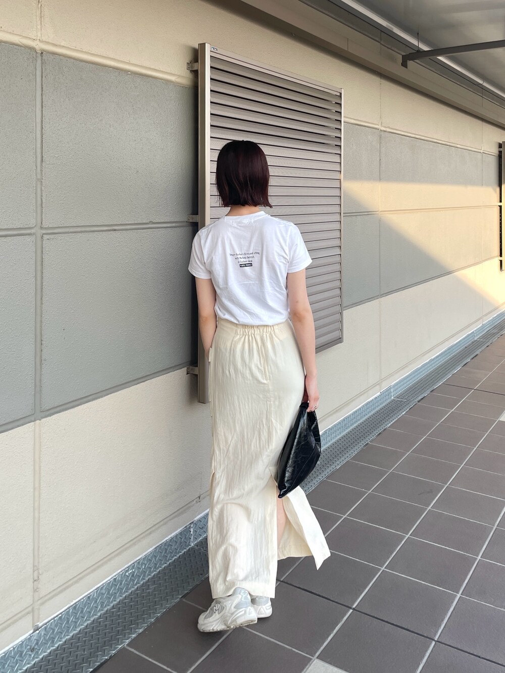 ホワイト系のTシャツ/カットソー、ホワイト系のスカートを着用したレディースの夏コーディネートの5枚目の写真