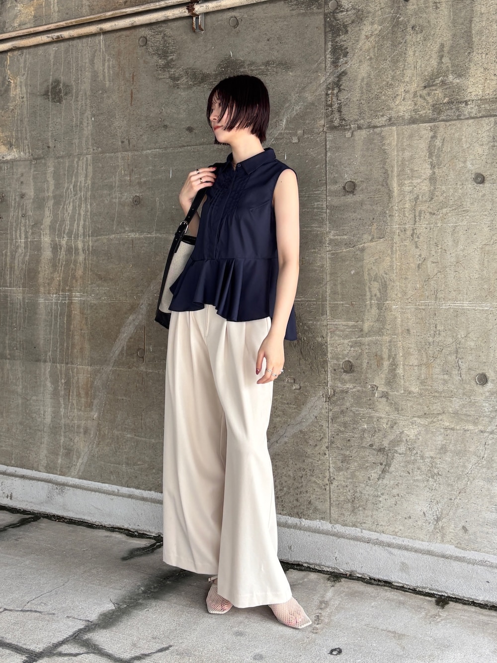 ホワイト系のその他パンツ、ブルー系のシャツ/ブラウス、ホワイト系のサンダルを着用したレディースの夏コーディネートの2枚目の写真