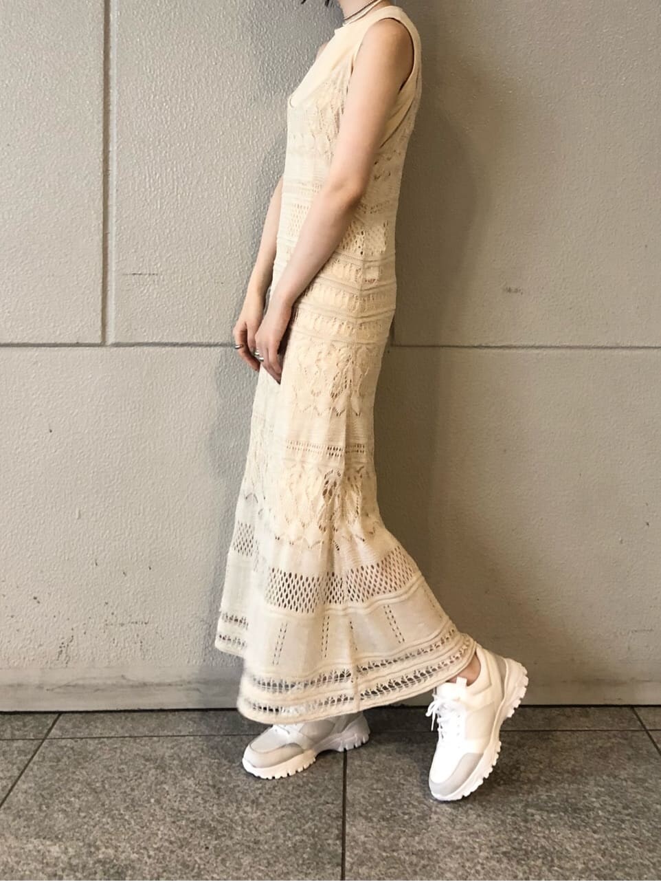 ホワイト系のワンピースを着用したレディースの夏コーディネートの4枚目の写真