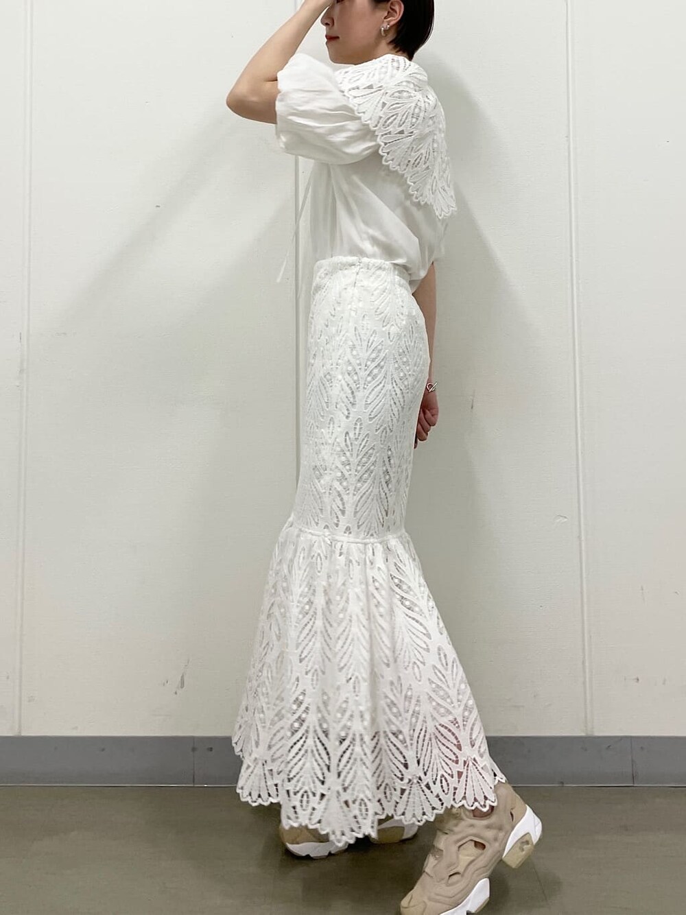 ホワイト系のシャツ/ブラウス、ベージュ系のスニーカー、ホワイト系のスカートを着用したレディースの春コーディネートの2枚目の写真