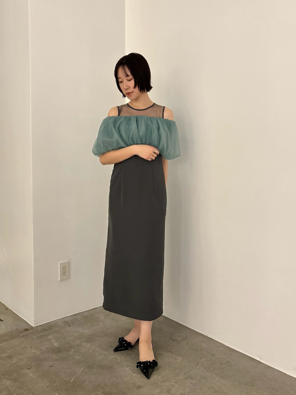 グレー系のドレス、ブラック系のパンプスを着用したレディースの冬コーディネートの4枚目の写真