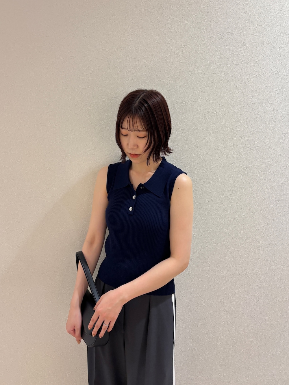 グレー系のその他パンツ、シルバー系のパンプス、ブラック系のハンドバッグを着用したレディースの夏コーディネートの4枚目の写真