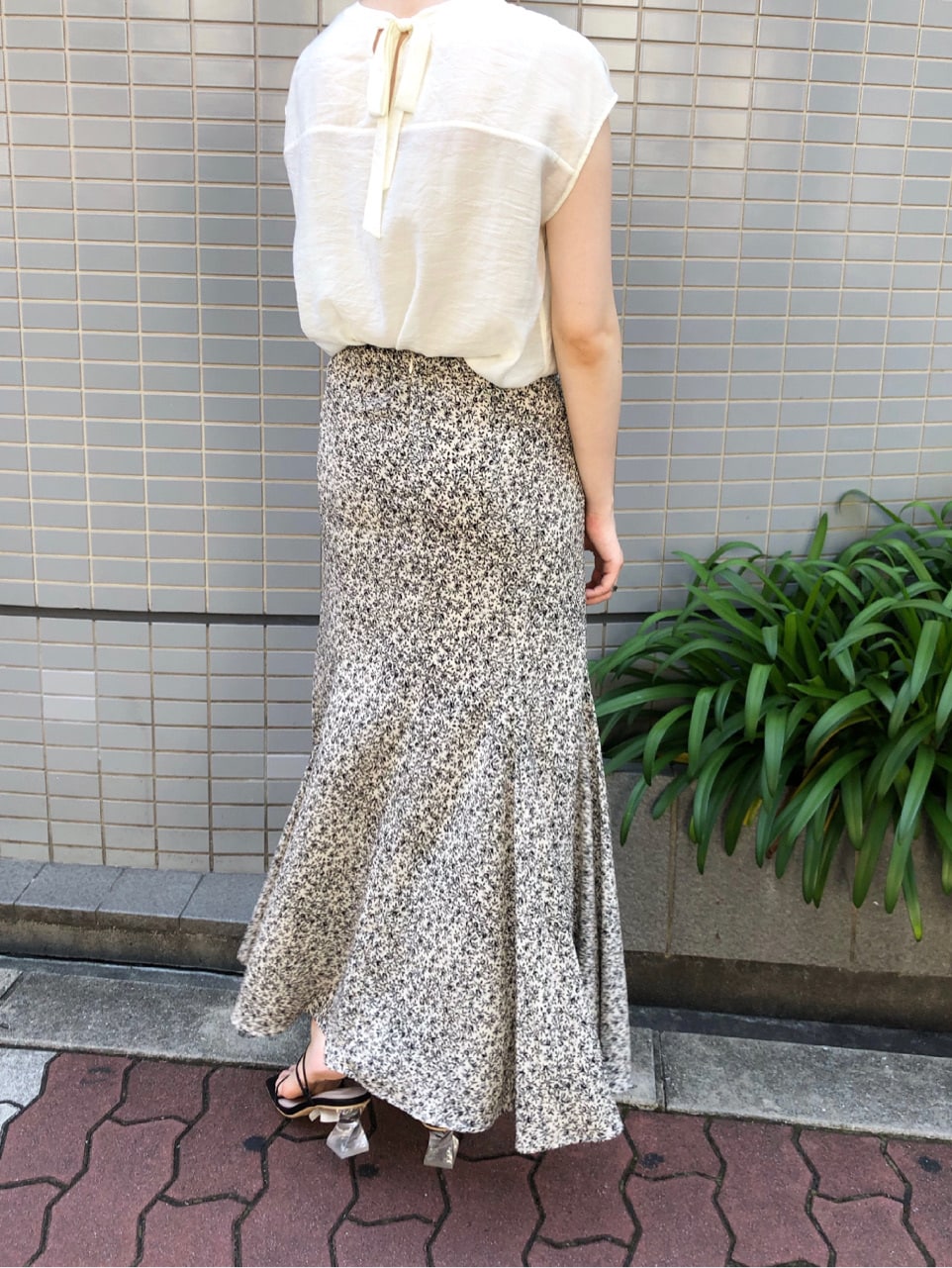 ブラック系のサンダル、ホワイト系のシャツ/ブラウス、ホワイト系のスカートを着用したレディースの夏コーディネートの4枚目の写真