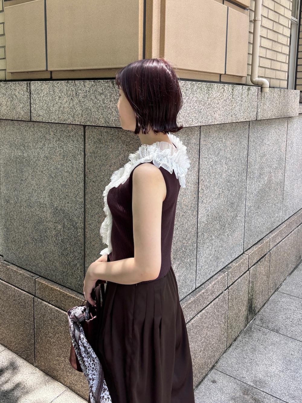 ブラウン系のその他パンツ、ブラウン系のハンドバッグ、ブラウン系のサンダルを着用したレディースの夏コーディネートの5枚目の写真