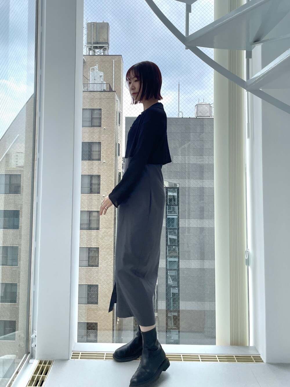 グレー系のワンピースを着用したレディースの夏コーディネートの3枚目の写真