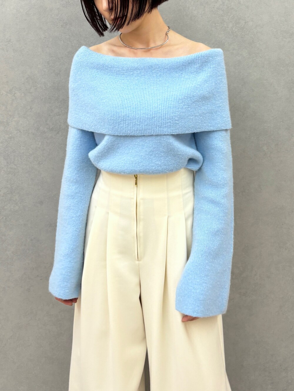 ブルー系のニット/セーター、ホワイト系のその他パンツを着用したレディースの秋コーディネートの6枚目の写真