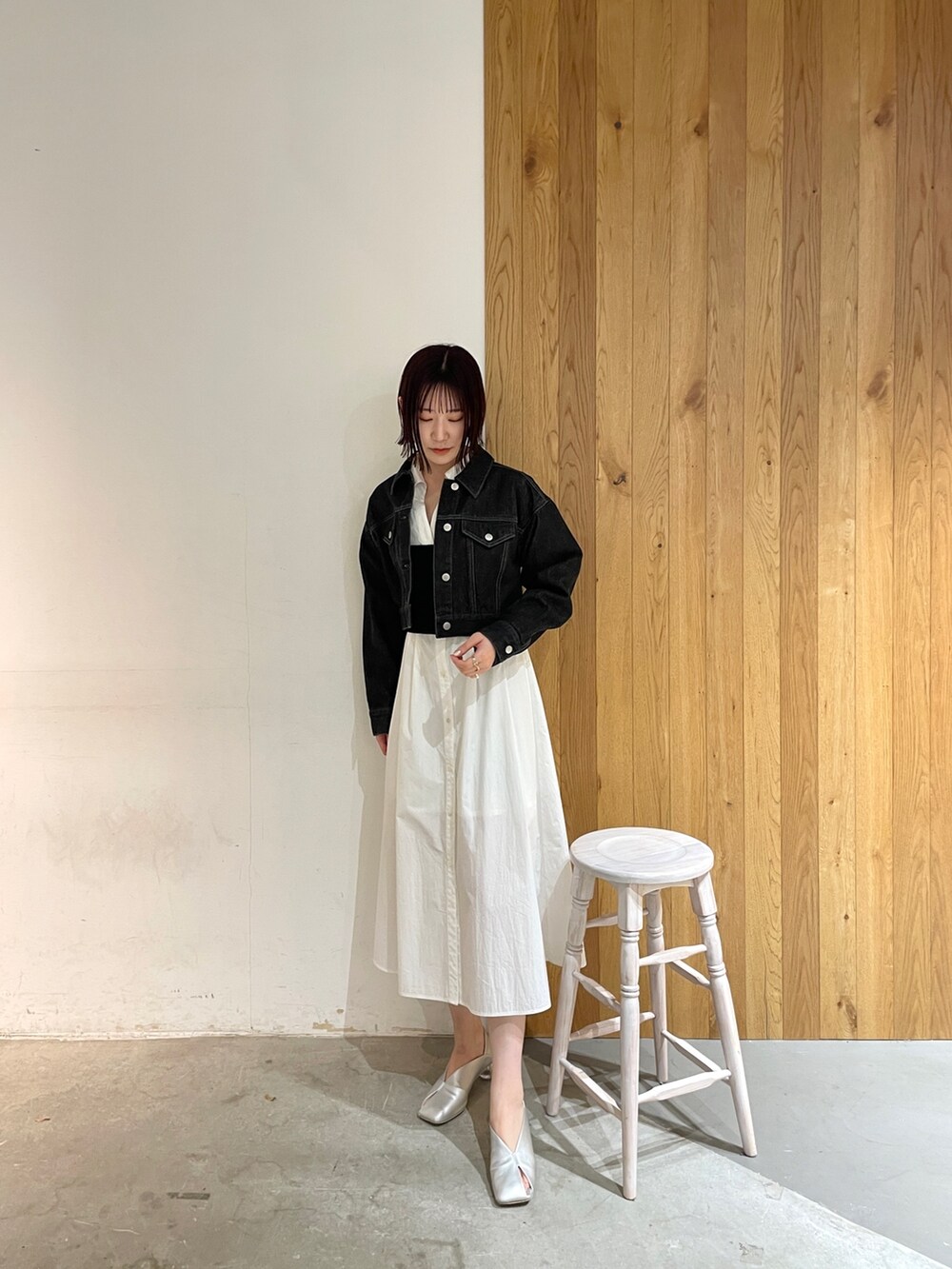 シルバー系のパンプス、ホワイト系のシャツワンピース、ブラック系のデニムジャケットを着用したレディースの冬コーディネートの6枚目の写真