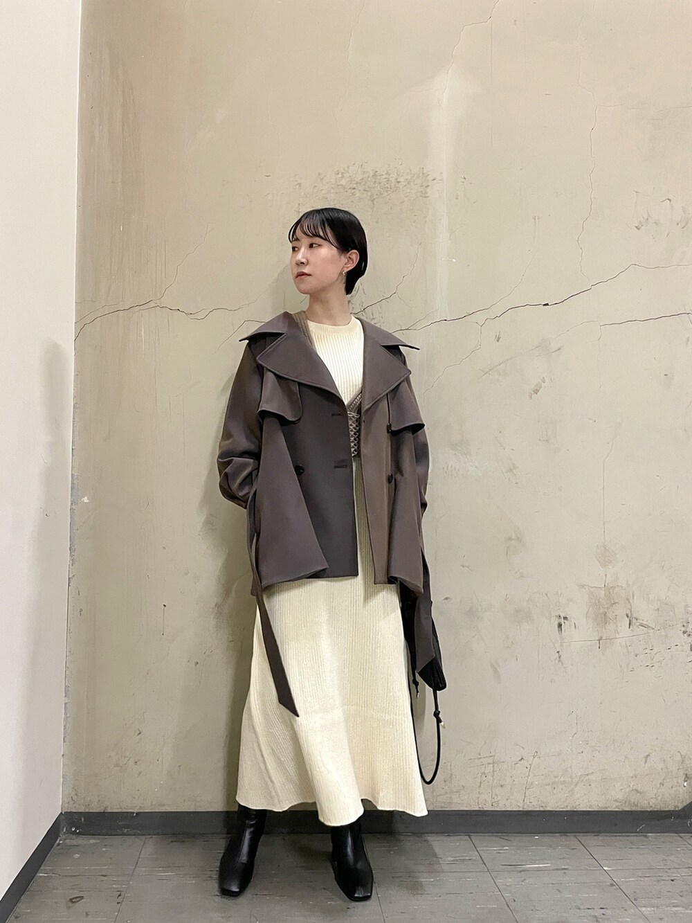 ホワイト系のワンピース、ブラック系のブーツ、ブラック系のハンドバッグを着用したレディースの秋コーディネートの9枚目の写真