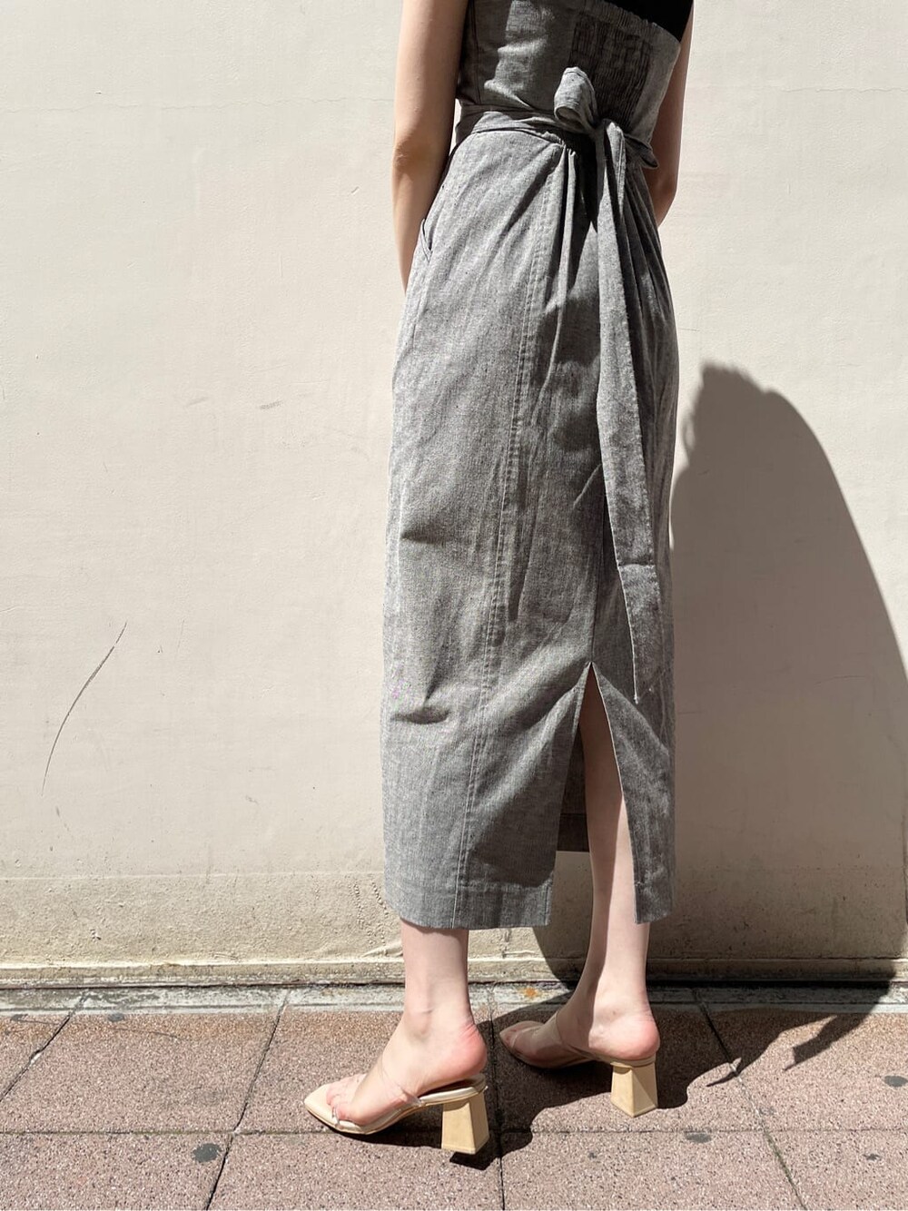 ブラック系のワンピース、その他のサンダル、ホワイト系のショルダーバッグを着用したレディースの春コーディネートの8枚目の写真