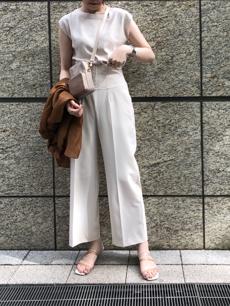 ブラウン系のシャツ/ブラウス、ホワイト系のその他パンツ、ホワイト系のニット/セーターを着用したレディースの春コーディネートの2枚目の写真