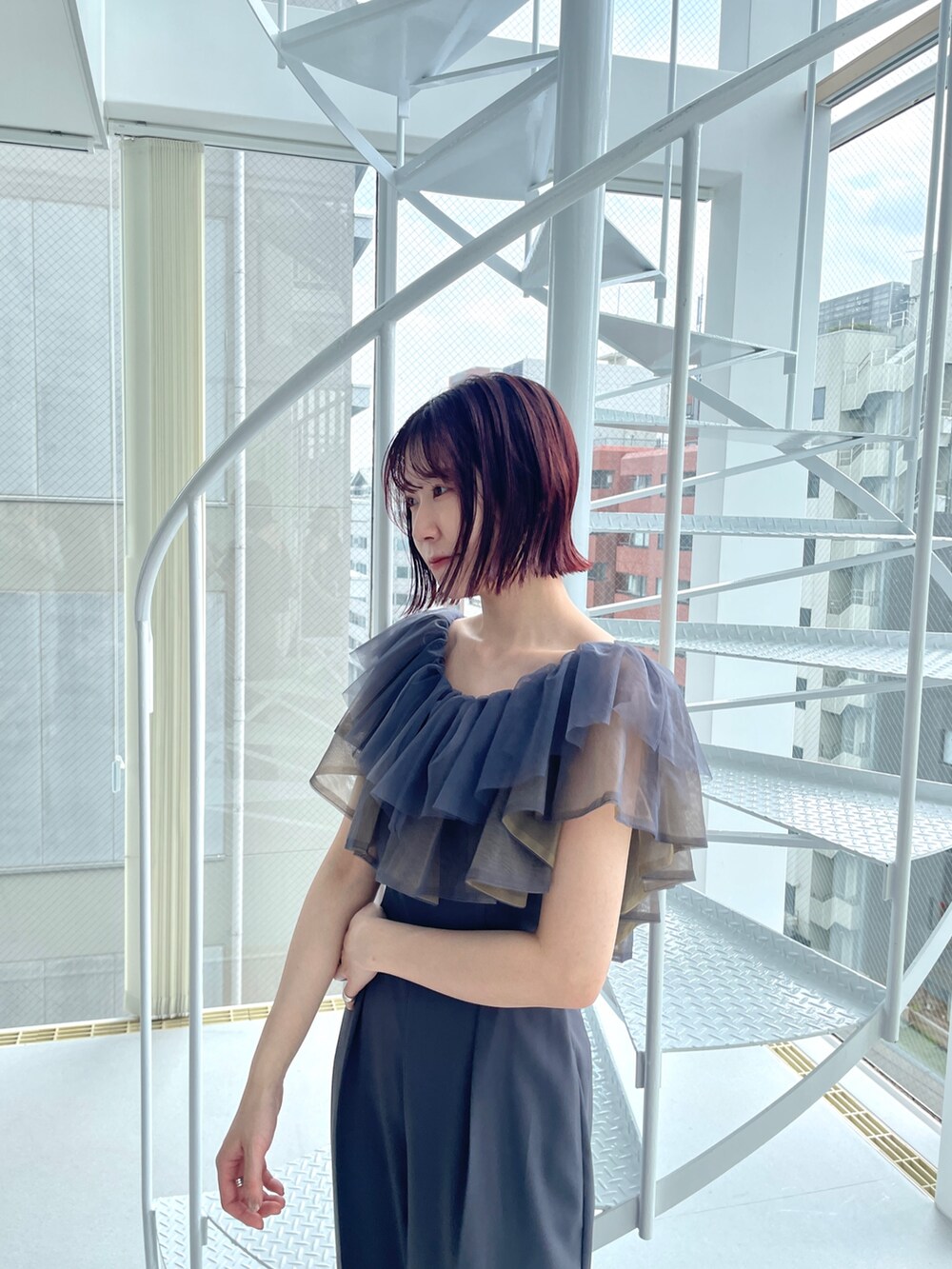 その他のパンプス、グレー系のパンツドレスを着用したレディースの夏コーディネートの5枚目の写真