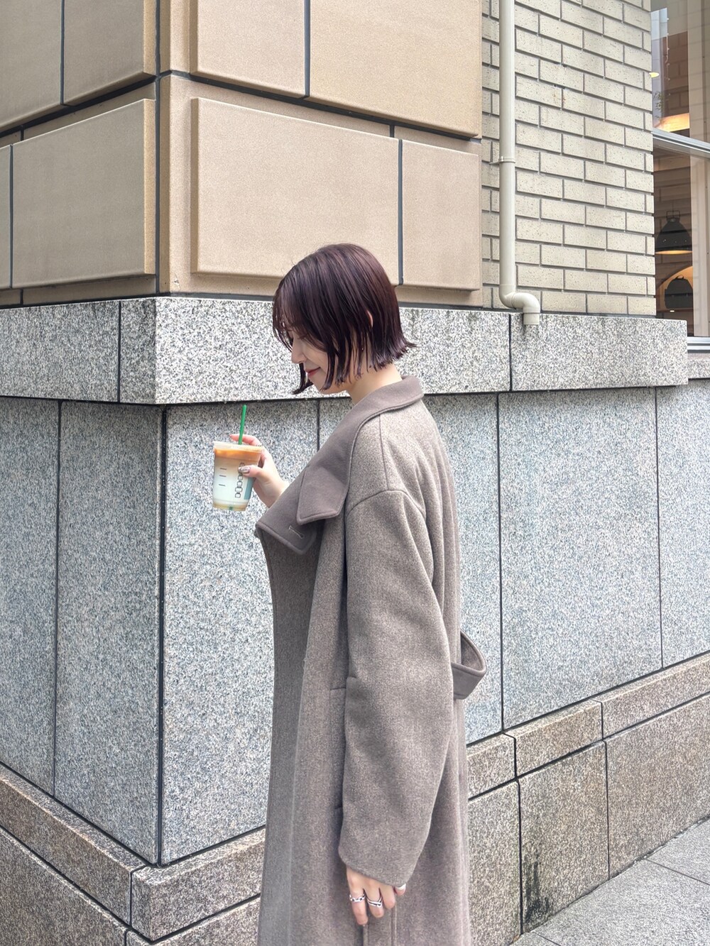 ベージュ系のその他パンツ、ブラウン系のチェスターコート、イエロー系のカーディガン/ボレロを着用したレディースの秋コーディネートの5枚目の写真