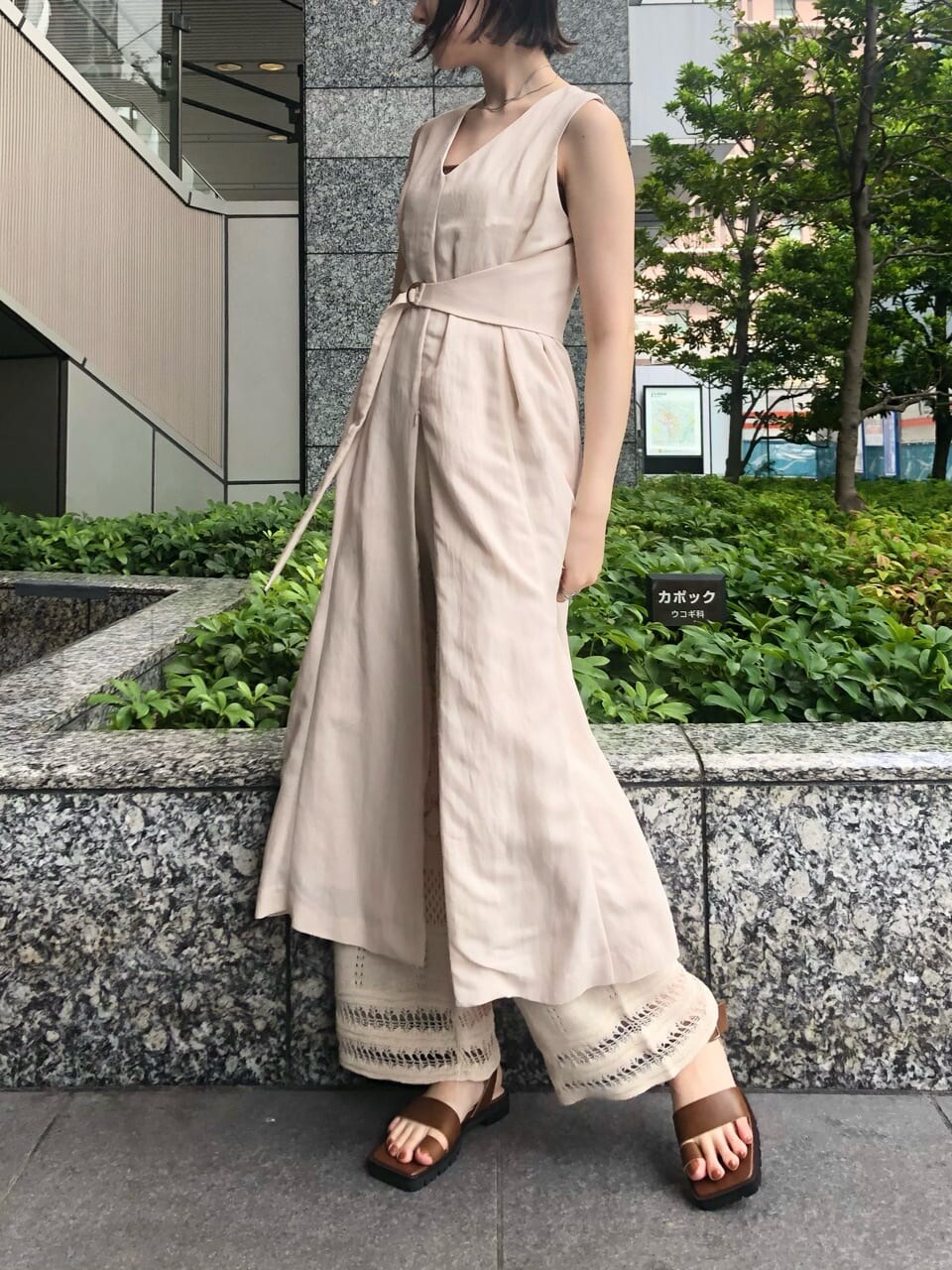 ホワイト系のその他パンツ、ブラウン系のサンダル、ベージュ系のワンピースを着用したレディースの夏コーディネートの3枚目の写真