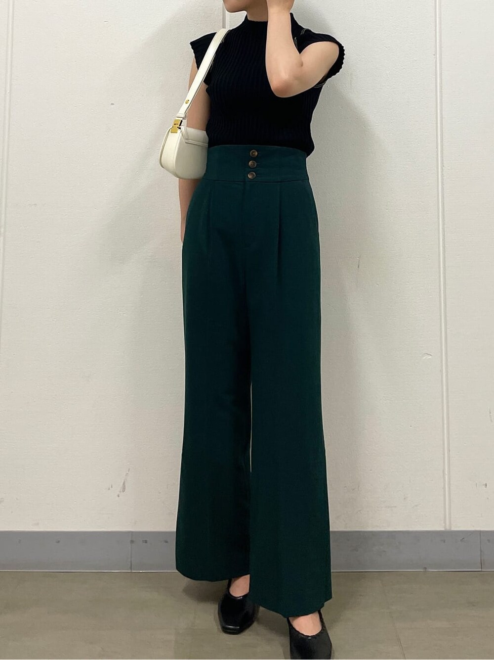 グリーン系のその他パンツ、ブラック系のパンプス、ブラック系のニット/セーターを着用したレディースの夏コーディネートの4枚目の写真