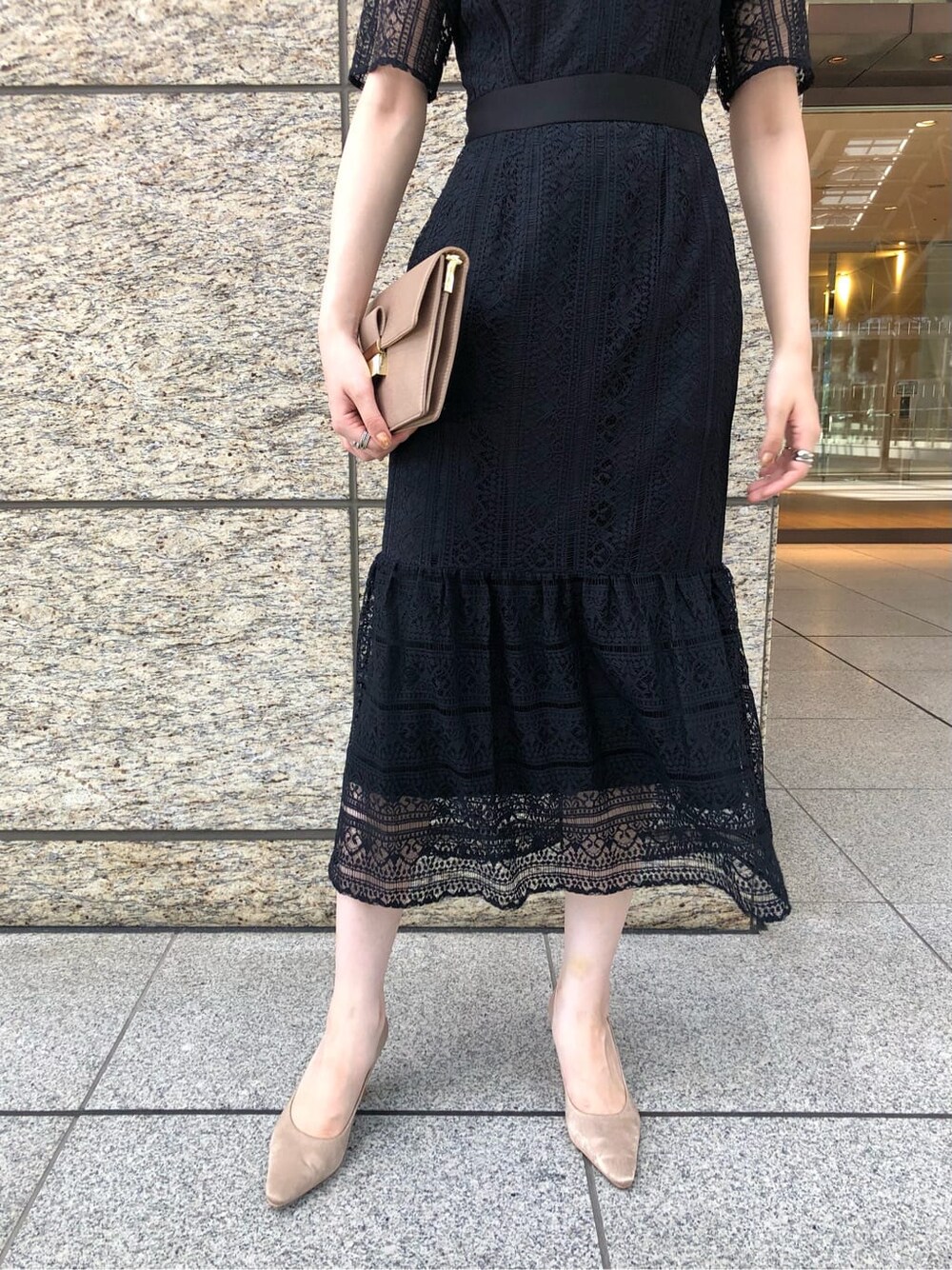 ベージュ系のパンプス、ベージュ系のクラッチバッグ、ブラック系のドレスを着用したレディースの秋コーディネートの7枚目の写真