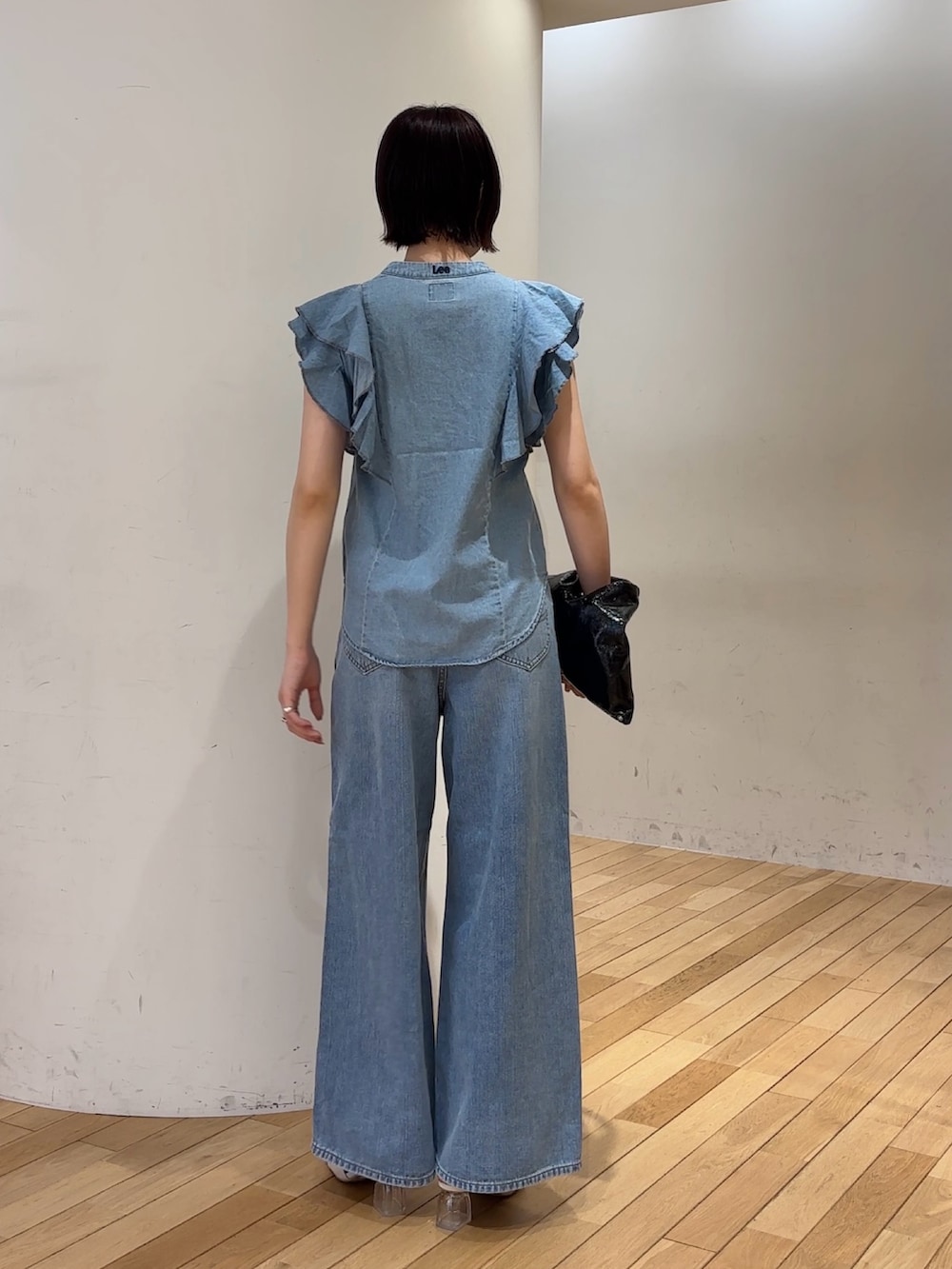 ブルー系のデニムパンツ、ブルー系のシャツ/ブラウス、ホワイト系のサンダルを着用したレディースの夏コーディネートの5枚目の写真