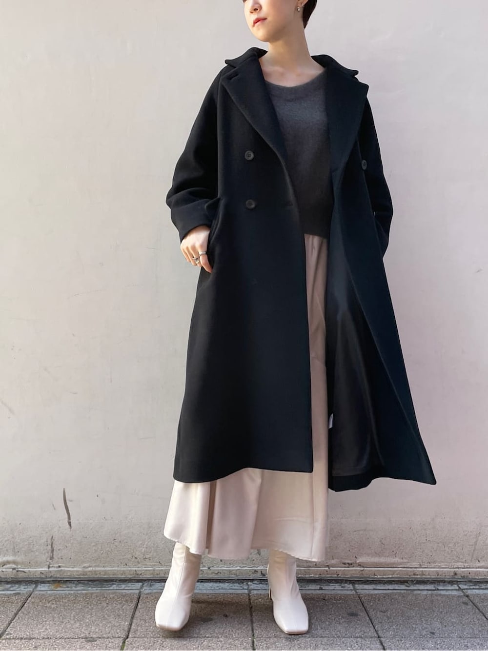 ホワイト系のその他シューズ、グレー系のスカート、ブラック系のその他アウターを着用したレディースの冬コーディネートの6枚目の写真