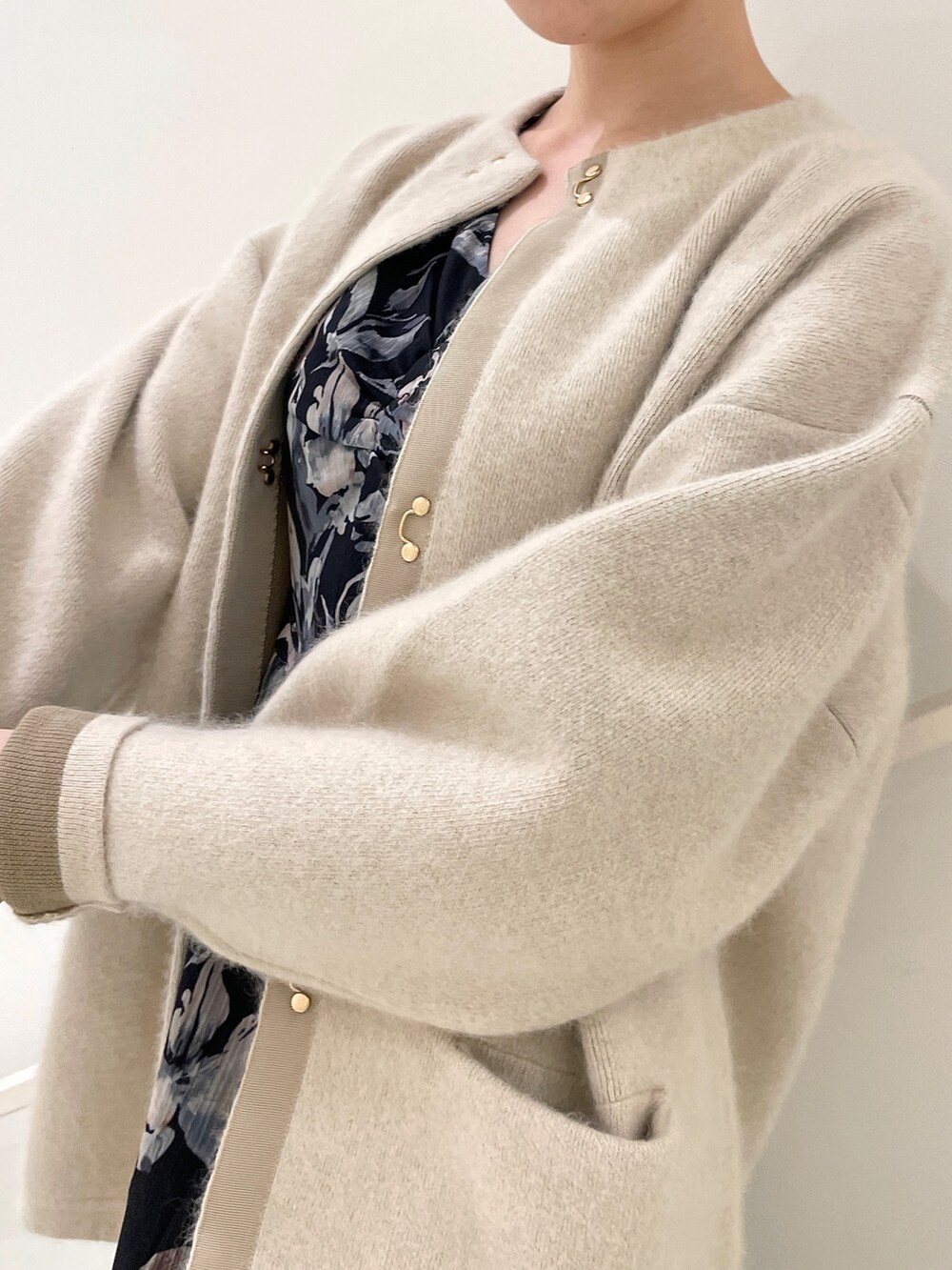 ホワイト系のカーディガン/ボレロ、ブルー系のワンピース、ブラック系のブーツを着用したレディースの冬コーディネートの7枚目の写真