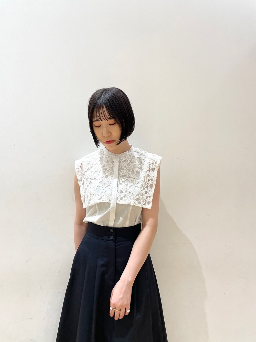 ホワイト系のシャツ/ブラウス、ブラック系のショルダーバッグ、その他のサンダルを着用したレディースの夏コーディネートの7枚目の写真